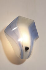 Duża mlecznobiało-niebieska jednopunktowa szklana lampa ścienna/kinkiet ze złoceniami w kształcie rozłożystego liścia, Polska, lata 60. - obrazek 7