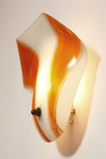 Duża mlecznobiało-pomarańczowa jednopunktowa szklana lampa ścienna/kinkiet ze złoceniami w kształcie rozłożystego liścia, Polska, lata 60. - obrazek 7