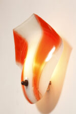 Duża mlecznobiało-czerwona jednopunktowa szklana lampa ścienna/kinkiet ze złoceniami w kształcie rozłożystego liścia, Polska, lata 60. - obrazek 3