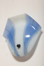 Duża mlecznobiało-niebieska jednopunktowa szklana lampa ścienna/kinkiet ze złoceniami w kształcie rozłożystego liścia, Polska, lata 60. - obrazek 8