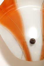 Duża mlecznobiało-pomarańczowa jednopunktowa szklana lampa ścienna/kinkiet ze złoceniami w kształcie rozłożystego liścia, Polska, lata 60. - obrazek 8