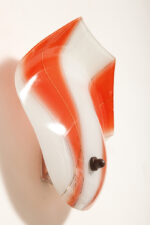 Duża mlecznobiało-czerwona jednopunktowa szklana lampa ścienna/kinkiet ze złoceniami w kształcie rozłożystego liścia, Polska, lata 60. - obrazek 12