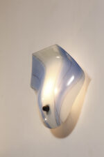 Duża mlecznobiało-niebieska jednopunktowa szklana lampa ścienna/kinkiet ze złoceniami w kształcie rozłożystego liścia, Polska, lata 60. - obrazek 9