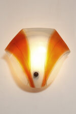 Duża mlecznobiało-pomarańczowa jednopunktowa szklana lampa ścienna/kinkiet ze złoceniami w kształcie rozłożystego liścia, Polska, lata 60. - obrazek 9