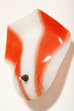 Duża mlecznobiało-czerwona jednopunktowa szklana lampa ścienna/kinkiet ze złoceniami w kształcie rozłożystego liścia, Polska, lata 60. - obrazek 27