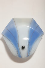 Duża mlecznobiało-niebieska jednopunktowa szklana lampa ścienna/kinkiet ze złoceniami w kształcie rozłożystego liścia, Polska, lata 60. - obrazek 10