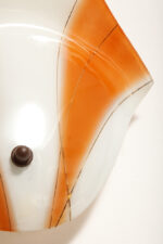 Duża mlecznobiało-pomarańczowa jednopunktowa szklana lampa ścienna/kinkiet ze złoceniami w kształcie rozłożystego liścia, Polska, lata 60. - obrazek 10