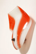 Duża mlecznobiało-czerwona jednopunktowa szklana lampa ścienna/kinkiet ze złoceniami w kształcie rozłożystego liścia, Polska, lata 60. - obrazek 24