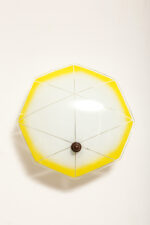 Jednopunktowa mlecznobiała szklana lampa ścienna/kinkiet z żółtym obrysem i symetrycznym ażurowym wzorem, Polska, lata 60. - obrazek 6