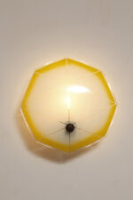Jednopunktowa mlecznobiała szklana lampa ścienna/kinkiet z żółtym obrysem i symetrycznym ażurowym wzorem, Polska, lata 60. - obrazek 11