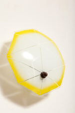 Jednopunktowa mlecznobiała szklana lampa ścienna/kinkiet z żółtym obrysem i symetrycznym ażurowym wzorem, Polska, lata 60. - obrazek 12