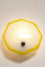 Jednopunktowa mlecznobiała szklana lampa ścienna/kinkiet z żółtym obrysem i symetrycznym ażurowym wzorem, Polska, lata 60. - obrazek 13