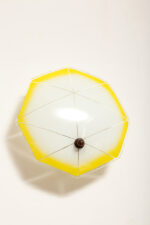 Jednopunktowa mlecznobiała szklana lampa ścienna/kinkiet z żółtym obrysem i symetrycznym ażurowym wzorem, Polska, lata 60. - obrazek 14