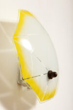 Jednopunktowa mlecznobiała szklana lampa ścienna/kinkiet z żółtym obrysem i symetrycznym ażurowym wzorem, Polska, lata 60. - obrazek 2