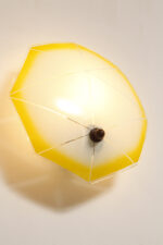 Jednopunktowa mlecznobiała szklana lampa ścienna/kinkiet z żółtym obrysem i symetrycznym ażurowym wzorem, Polska, lata 60. - obrazek 3