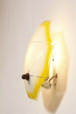 Jednopunktowa mlecznobiała szklana lampa ścienna/kinkiet z żółtym obrysem i symetrycznym ażurowym wzorem, Polska, lata 60. - obrazek 4