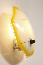 Jednopunktowa mlecznobiała szklana lampa ścienna/kinkiet z żółtym obrysem i symetrycznym ażurowym wzorem, Polska, lata 60. - obrazek 7
