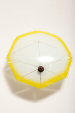 Jednopunktowa mlecznobiała szklana lampa ścienna/kinkiet z żółtym obrysem i symetrycznym ażurowym wzorem, Polska, lata 60. - obrazek 8