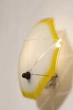 Jednopunktowa mlecznobiała szklana lampa ścienna/kinkiet z żółtym obrysem i symetrycznym ażurowym wzorem, Polska, lata 60. - obrazek 9