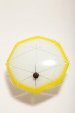 Jednopunktowa mlecznobiała szklana lampa ścienna/kinkiet z żółtym obrysem i symetrycznym ażurowym wzorem, Polska, lata 60. - obrazek 10