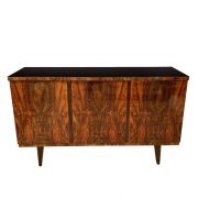 Orzechowa Komoda/Bufet z czarnym szklanym blatem, Polska, lata 60.