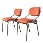 Lekkie dwa krzesła na chromowanym metalowym stelażu w brzoskwiniowym welurowym wdzianku, Włochy lata 70.