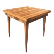 Rozkładany kwadratowy jadalniany stół w orzechowej okleinie, Polska 1963 rok