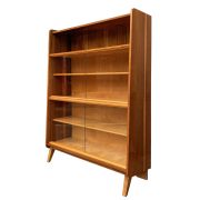 Biblioteczka, witryna w orzechowym fornirze, František Jirák dla Tatra Nabytok, Czechosłowacja, lata 60.
