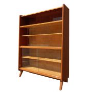 Biblioteczka, witryna w orzechowym fornirze, František Jirák dla Nový Domov, Czechosłowacja, lata 60.