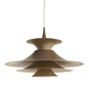 Metalowa w dwóch odcieniach brązu/kawy z mlekiem lampa wisząca Radius, proj.Erik Balslev dla Fog and Mørup, Dania, wzór z 1977 roku