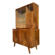 Nieduży kredens w orzechu z nadstawką, Polska, lata 60.