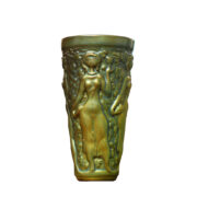 Porcelanowy zielony w eozynowej glazurze kubek do wina "Bachanalia", projekt János Török, Zsolnay, Węgry, wzór z 1971 r.