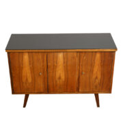 Nieduża orzechowa jasna komoda/bufet z czarnym szklanym blatem, Polska lata 60.