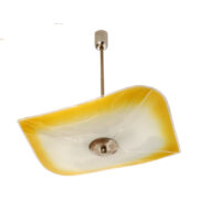 Żółto-biała szklana lampa sufitowa typu "Parasolka" na chromowanej sztycy, Polska, lata 60.