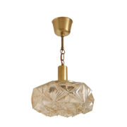 Nieduży metalowy złoty żyrandol ze szklanym miodowym kloszem, Vitrika, Dania, lata 60.