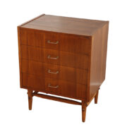 Mahoniowa szafka-komódka z czterema szufladami, Wyszkowska Fabryka Mebli i Urządzeń Wnętrz, Polska lata 70.