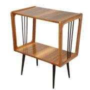 Duży orzechowy stolik pomocnik/stolik RTV z ażurowymi bokami, Polska, lata 60