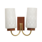 Dwupunktowy kinkiet ze sklejki ze złotymi matalowymi ramionami i mleczno-białymi szklanymi kloszami z graficznym wzorem, Niemcy, lata 60.