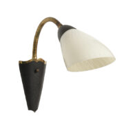 Jednopunktowy metalowy kinkiet z giętym ramieniem i szklanym kloszem, Niemcy, lata 60.