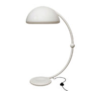 Biała metalowa lampa podłogowa Serpente z kloszem z mlecznego tworzywa, model 3121, proj. Ellio Martinelli dla Martinelli Luce, Włochy, wzór z 1965 r.