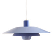 W dwóch odcieniach niebieskiego duża skandynawska metalowa lampa wisząca, Dania, lata 70