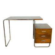 Ciemne minimalistyczne fornirowane dębiną biurko na chromowanej konstrukcji w stylu bauhaus