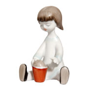 Porcelanowa ręcznie malowana figurka siedzącej dziewczynki z wiaderkiem, projekt Aurél Káldor dla wytwórni Hollohaza, Węgry, lata 60.