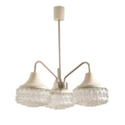 Trzypunktowa mleczno biała metalowa lampa sufitowa ze szklanymi kloszami, TYP 15 Z 089, Polam Wieliczka, Polska, 1981 rok