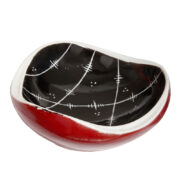 Czarno-czerwona porcelanowa popielniczka z ręcznie malowanym białym wzorem, proj. Zofia Przybyszewska, Zakłady Porcelany Stołowej Ćmielów, Polska, lata 60.