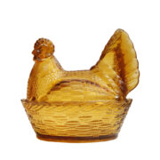 Szklany pojemnik, bomboniera w miodowym kolorze w kształcie kury, Huta Szkła Gospodarczego „Ząbkowice” w Dąbrowie Górniczej, Polska, lata 70.