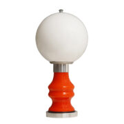 Duża czerwona dwupunktowa lampa biurkowa/nocna/stołowa w stylu Mazzega ze szklanym mleczno białym kloszem w kształcie kuli, Włochy, lata 60.