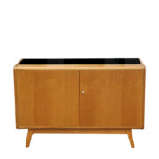 Nieduża komoda/szafka z czarnym szklanym blatem, proj.Bohumil Landsman dla Jitona Soběslav, Czechosłowacja, lata 60.