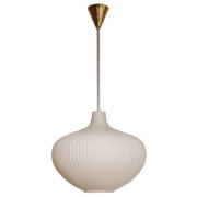 Jednopunktowa lampa sufitowa "Cebulka" z mleczno-białym szklanym dwuwarstwowym kloszem, Osvetlovací Sklo Valašské Medziřičí, Czechosłowacja, lata 70.