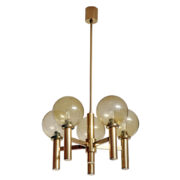 Metalowy pięciopunktowy żyrandol w kolorze starego złota w stylu Hollywood Regency ze szklanymi kloszami, Niemcy, lata 50.